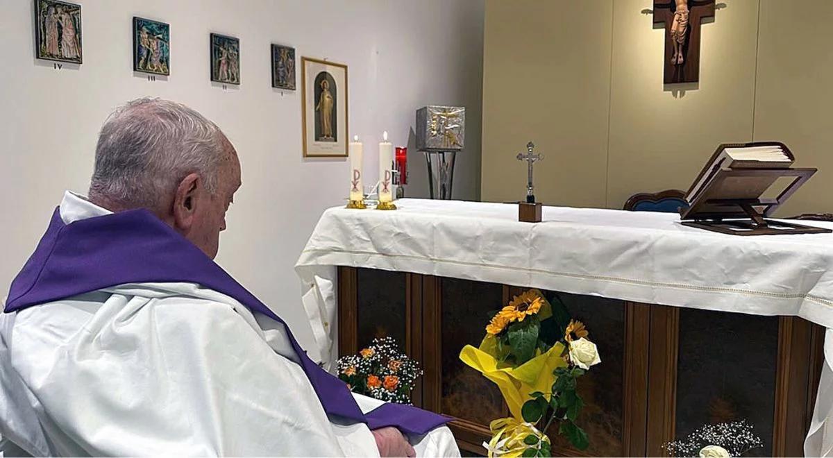 Pierwsze zdjęcie odkąd papież trafił do szpitala. Watykan pokazał Franciszka