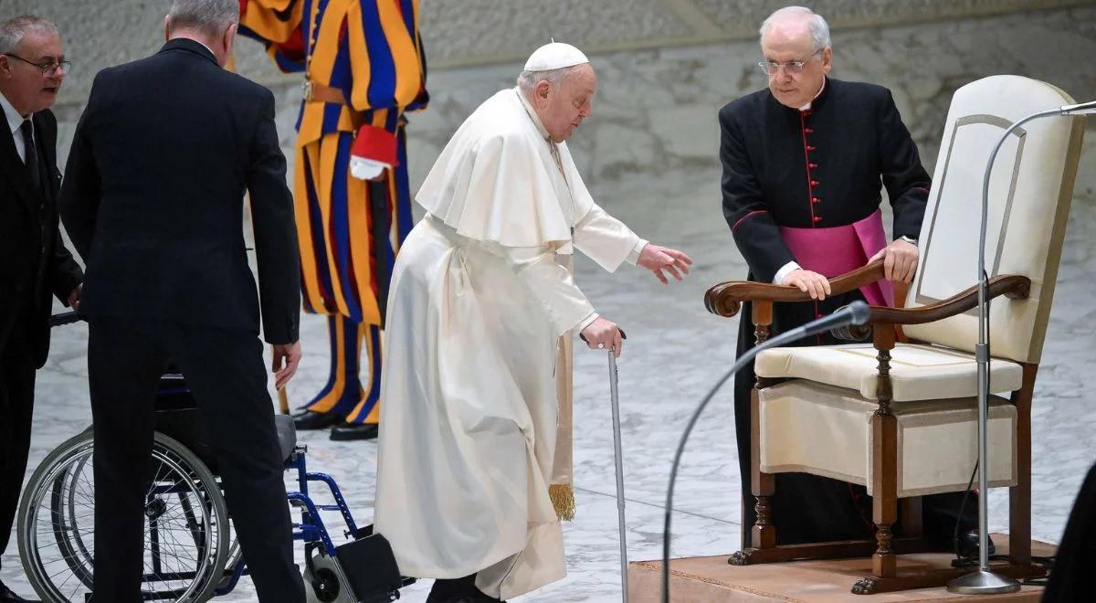 Kontuzja papieża Franciszka. Watykan ujawnia, co się stało