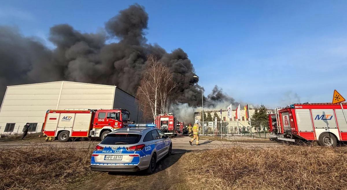 Płonie hala z olejem opałowym w Cigacicach. Dym widać z wielu kilometrów