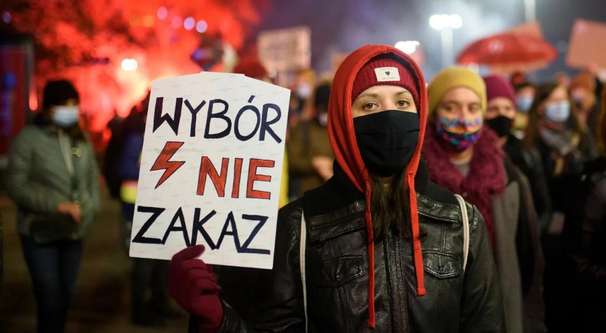 Jeden złamał kobiecie rękę, drugi wjechał autem w tłum. Prokuratura wznawia śledztwa