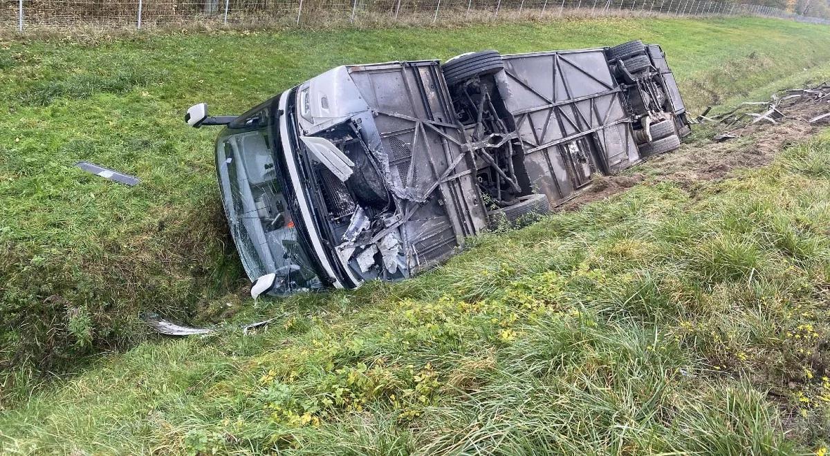 Dachowanie autobusu na autostradzie A4. Są ranni