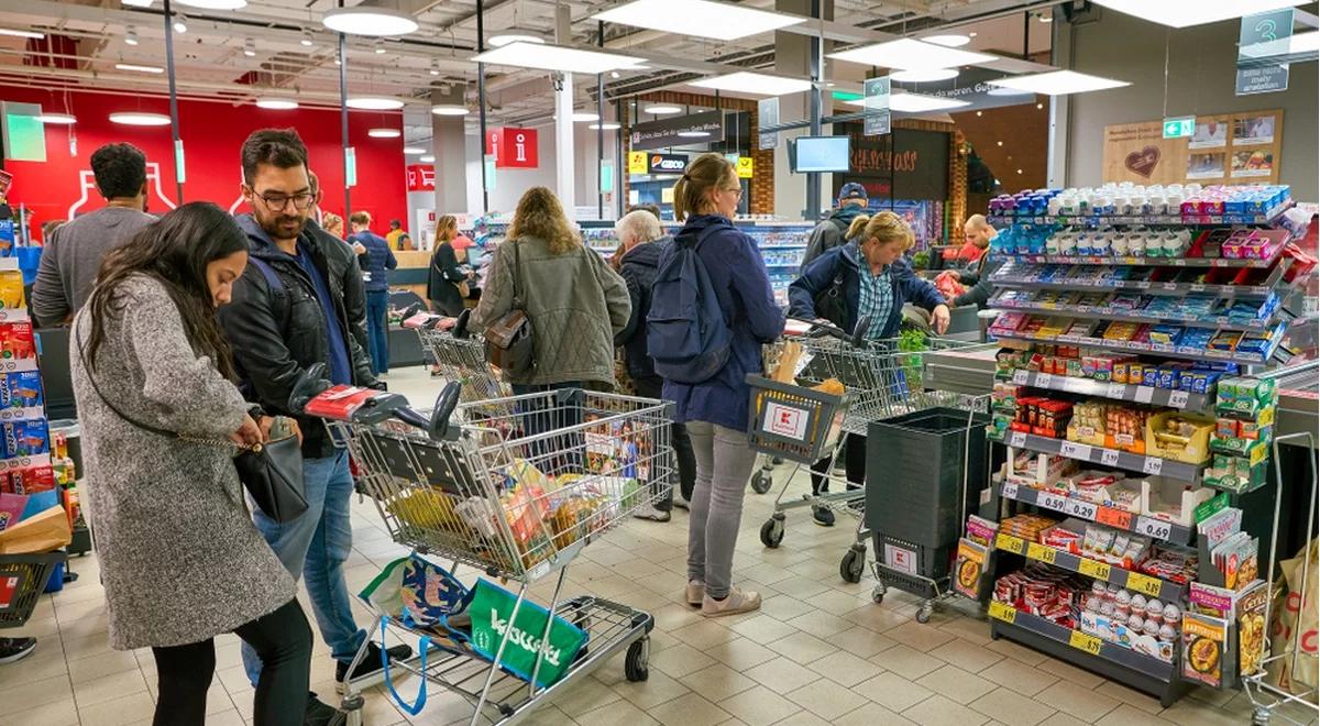 Sylwester 2024. Do której są otwarte sklepy Żabka, Biedronka, Lidl i Auchan?