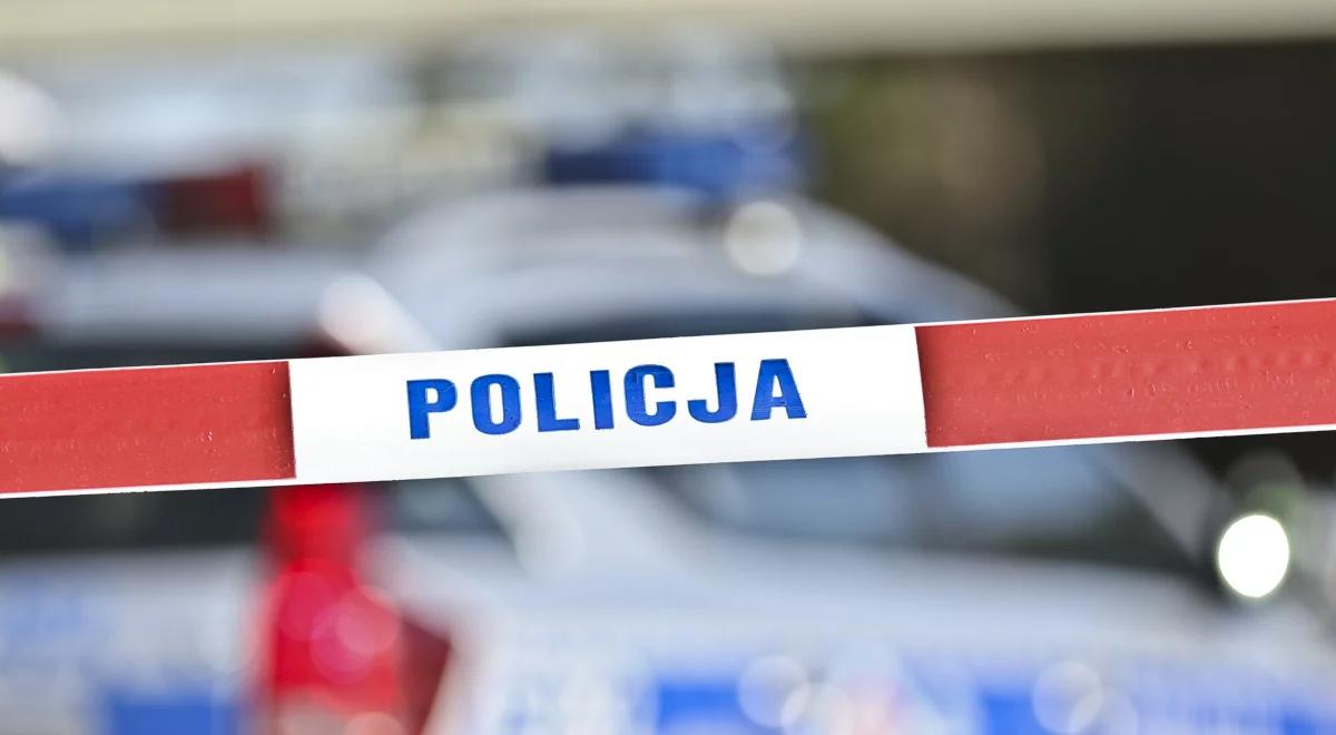 Akcja służb w centrum Warszawy. Teren otoczono, są policjanci z psami