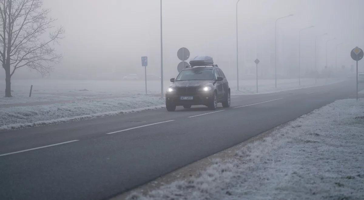 Gęste mgły nad Polską. Wydano alerty dla kilkunastu województw