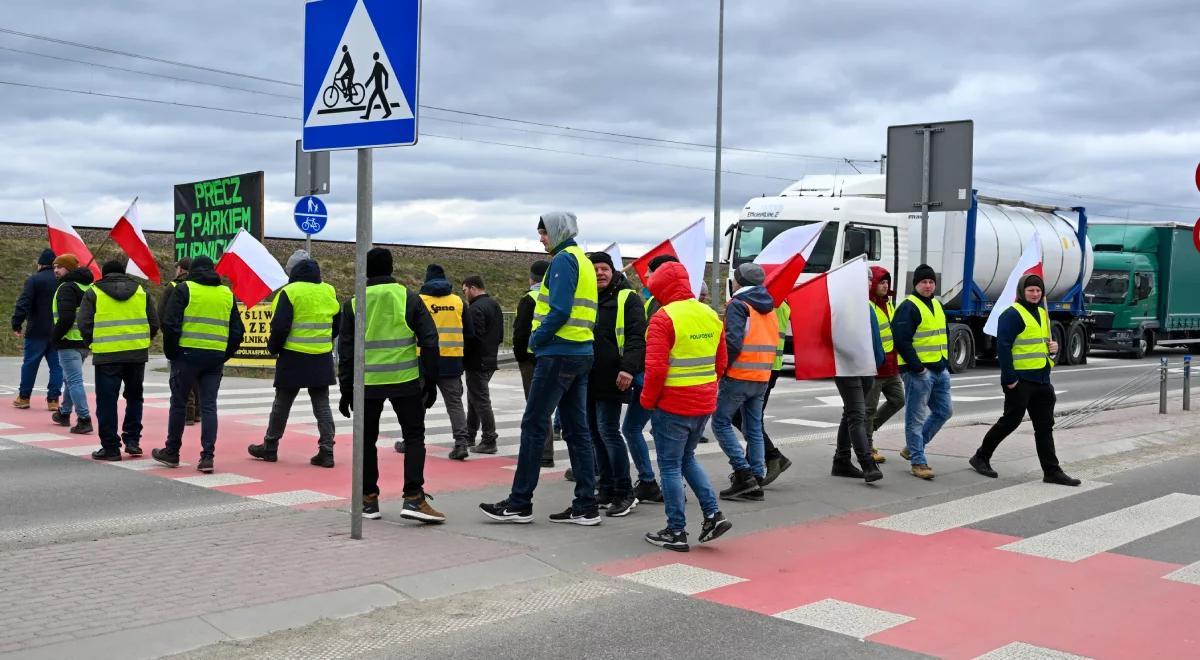 Rolnicy zablokowali drogi. Nie wpuszczają ciężarówek