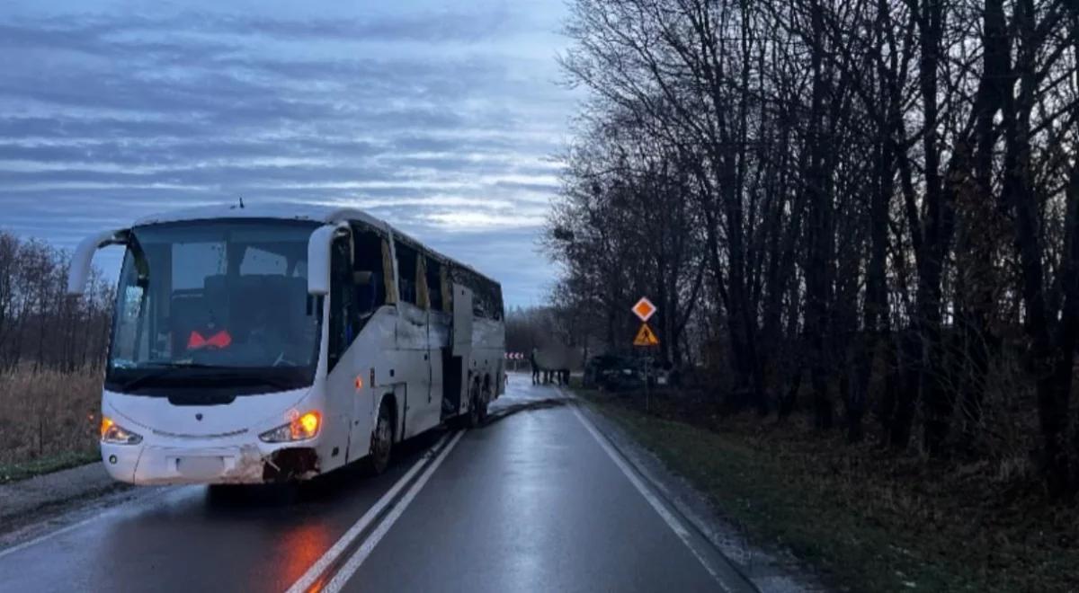 Autokar wypadł z drogi i uderzył w osobówkę. Pięć osób w szpitalu