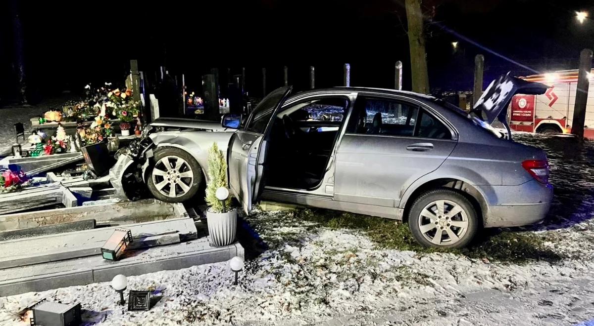 Staranował mercedesem bramę cmentarza i wjechał w nagrobki. Na jednym zawisł