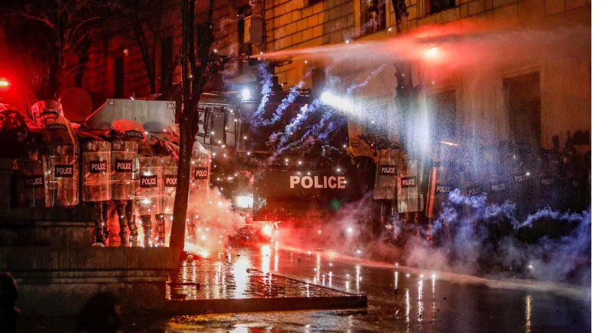 Bijatyka na ulicach. Służby brutalnie spacyfikowały protest w Tbilisi