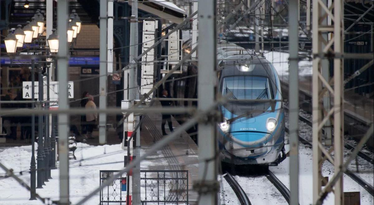 Sytuacja na kolei poprawia się, ale wciąż są opóźnienia. Apel do pasażerów