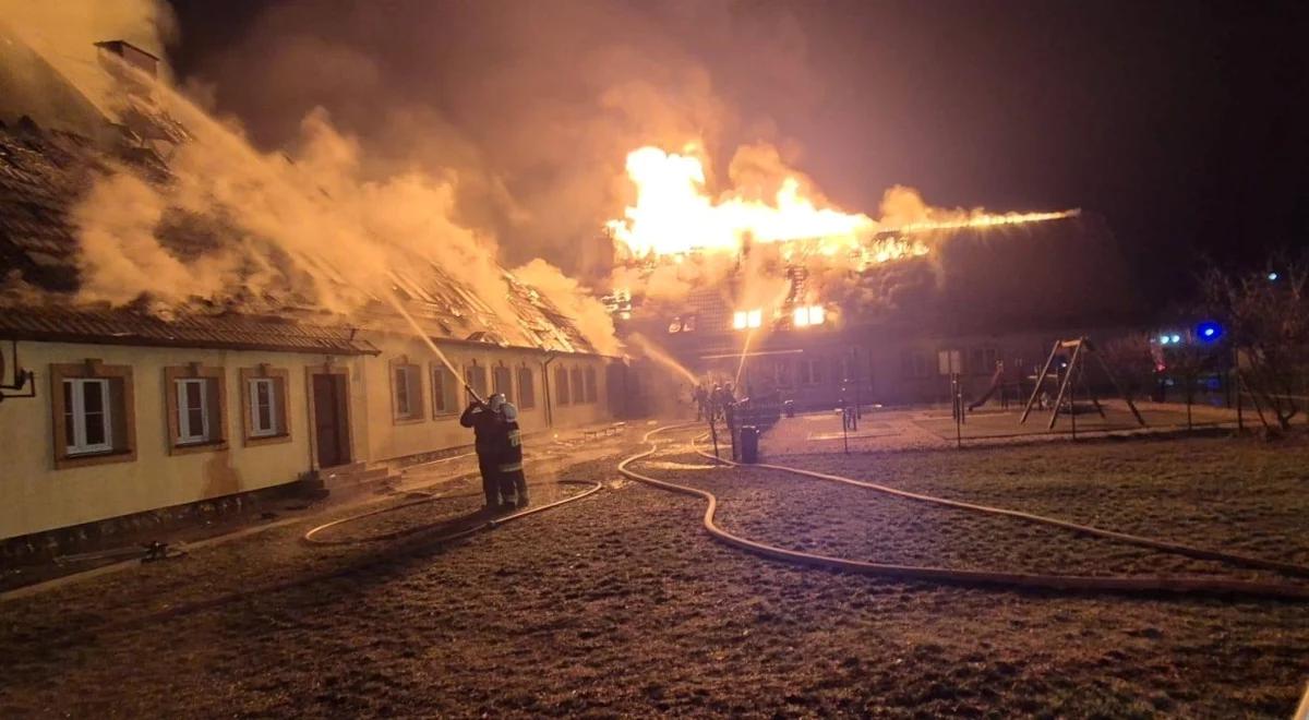 Pożar szkoły podstawowej w Szkotowie. Na miejsce skierowano wojsko