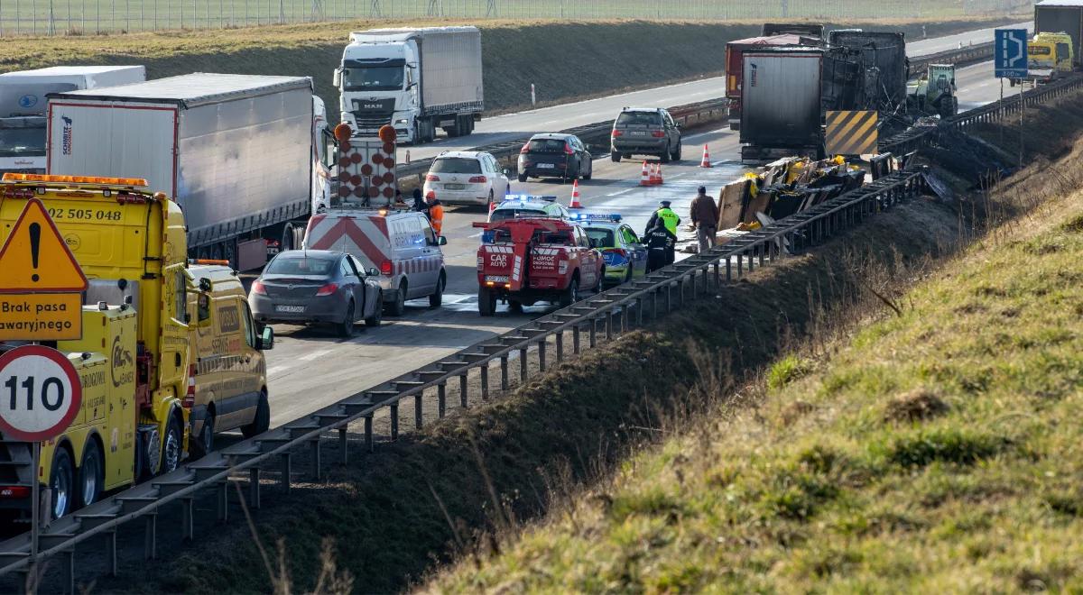 Tragedia na A4 niedaleko Opola. Osobówka wjechała w ciężarówkę