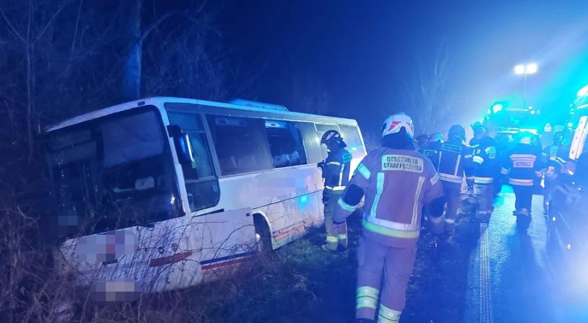 Groźny wypadek. Autokar pełen ludzi wpadł do rowu