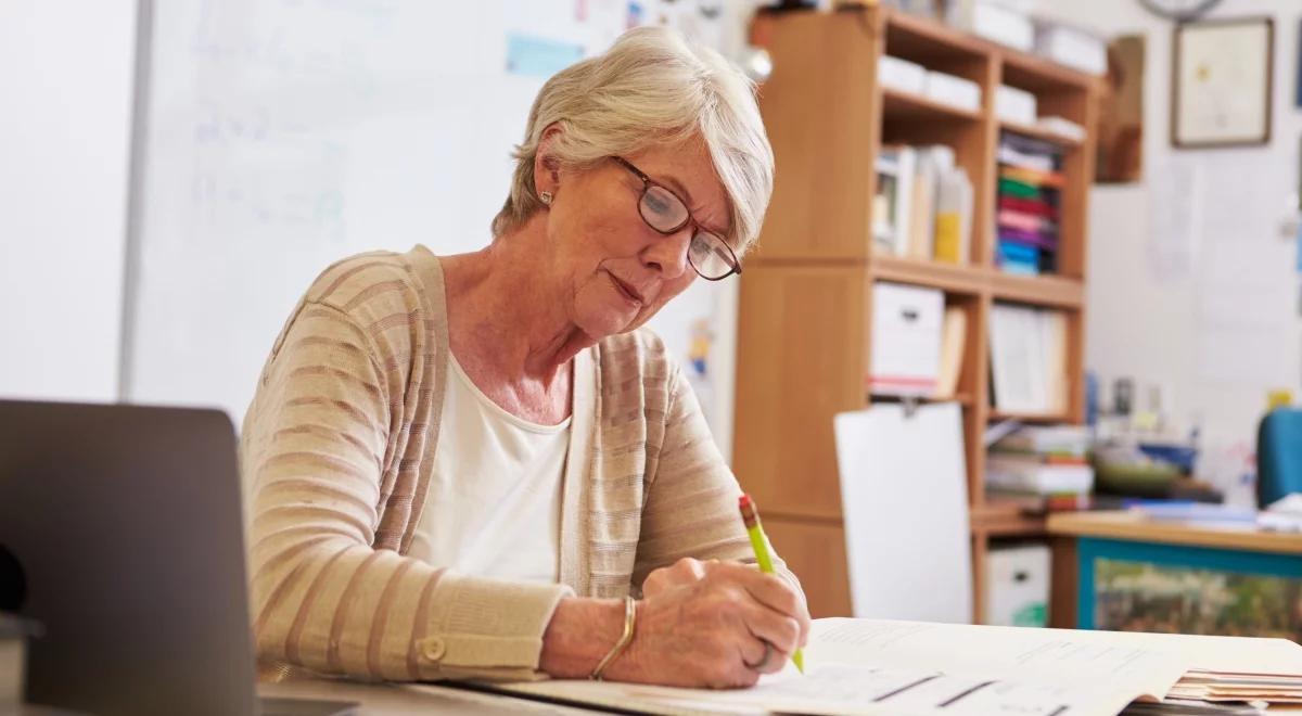 Seniorzy aktywni zawodowo. Jak państwo może wspomóc pracowników i pracodawców?