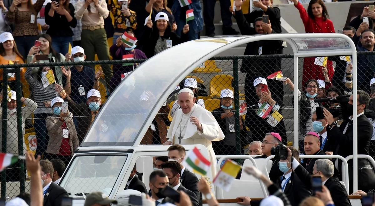 Udaremniono dwa zamachy na papieża. Franciszek ujawnia