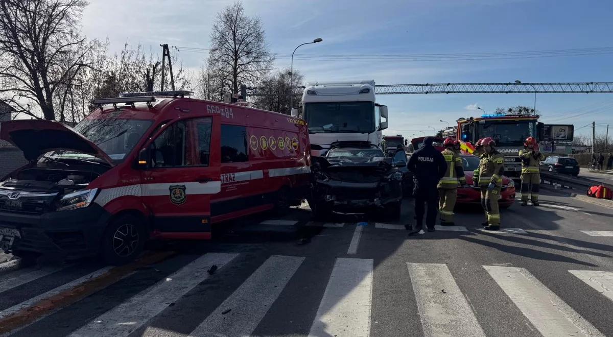 Ożarów Mazowiecki. Tir uderzył w samochody i wóz strażacki. Wielu rannych