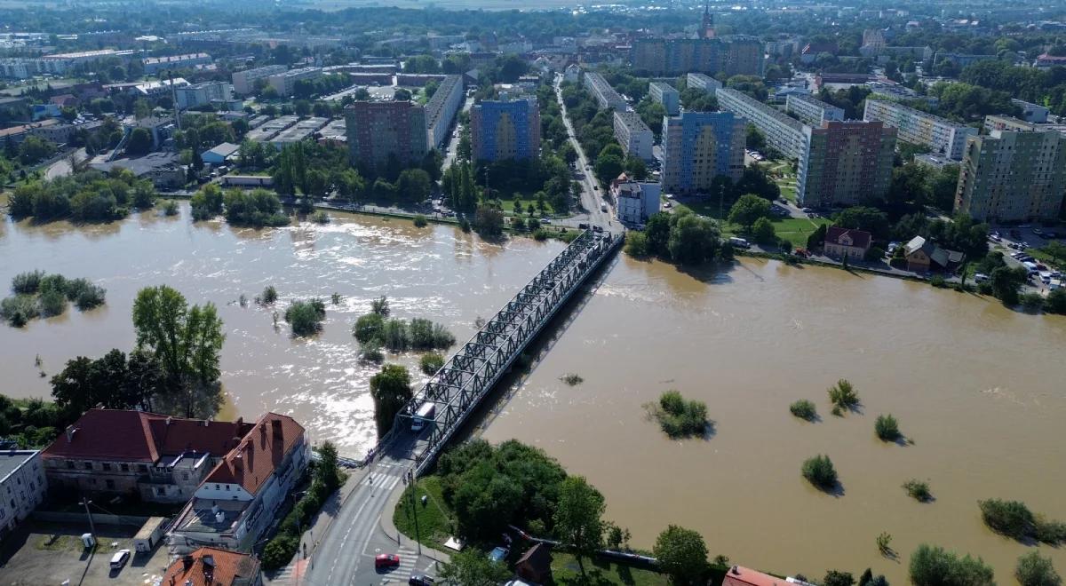 Dramatyczna walka z powodziami. Nowa Sól szykuje się na nadejście żywiołu [NA ŻYWO]