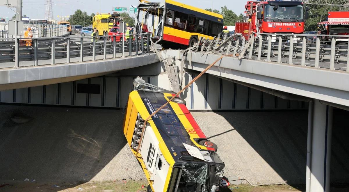 Potrącił pieszego na pasach i uciekł. To on spadł autobusem z mostu Grota