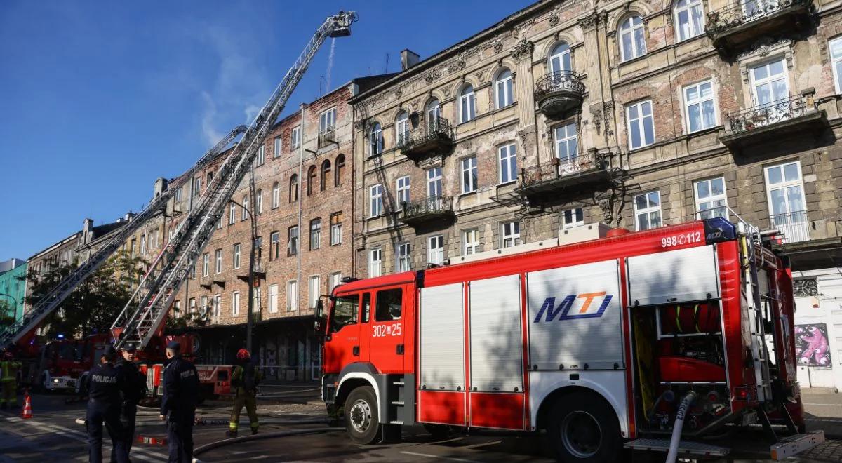 Pożar kamienicy na warszawskiej Pradze. "Został zlokalizowany, nie rozprzestrzenia się"