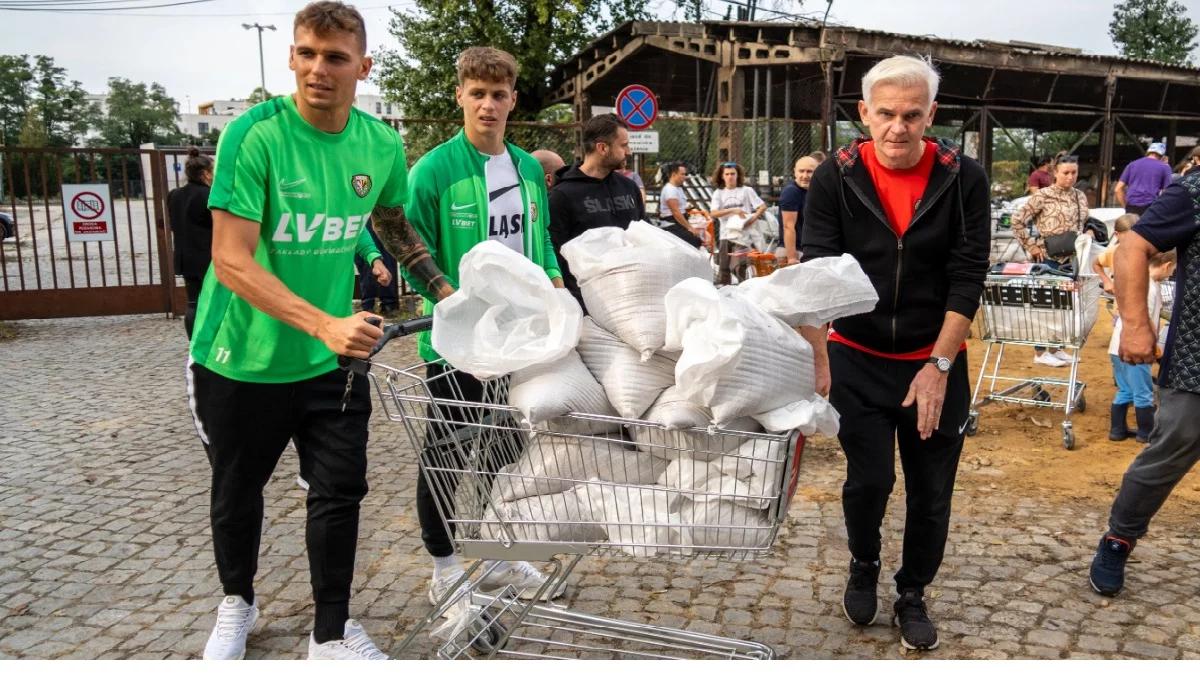 Fala powodziowa zmierza do Wrocławia. Piłkarze i trener Śląska walczą z żywiołem 